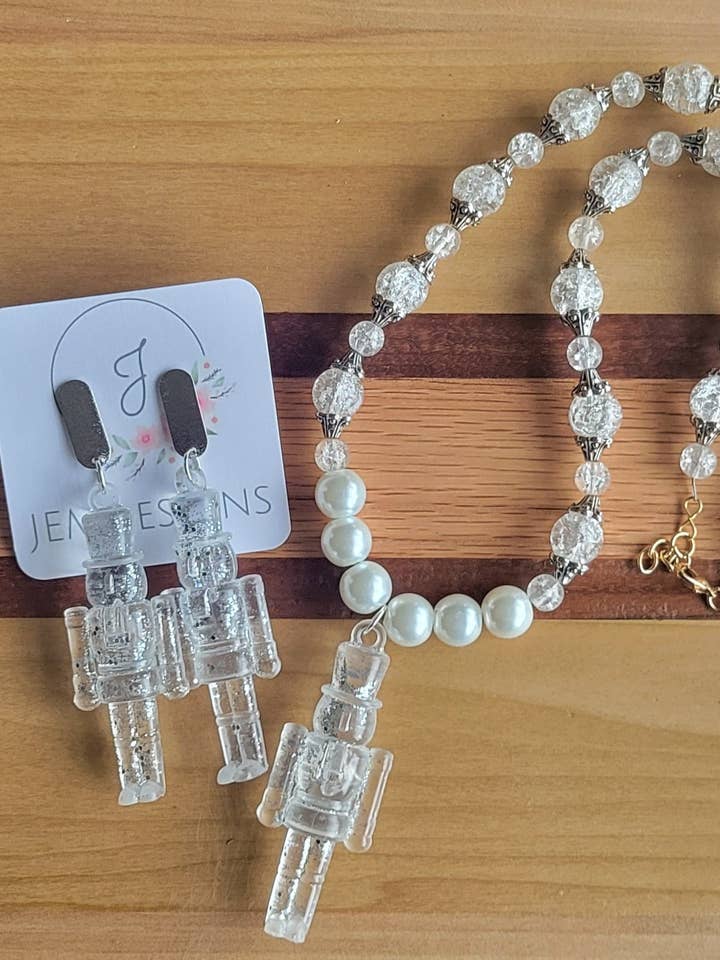 Collier et boucles d'oreilles Casse-Noisette en glace argentée pour la vente par JEMdesigns