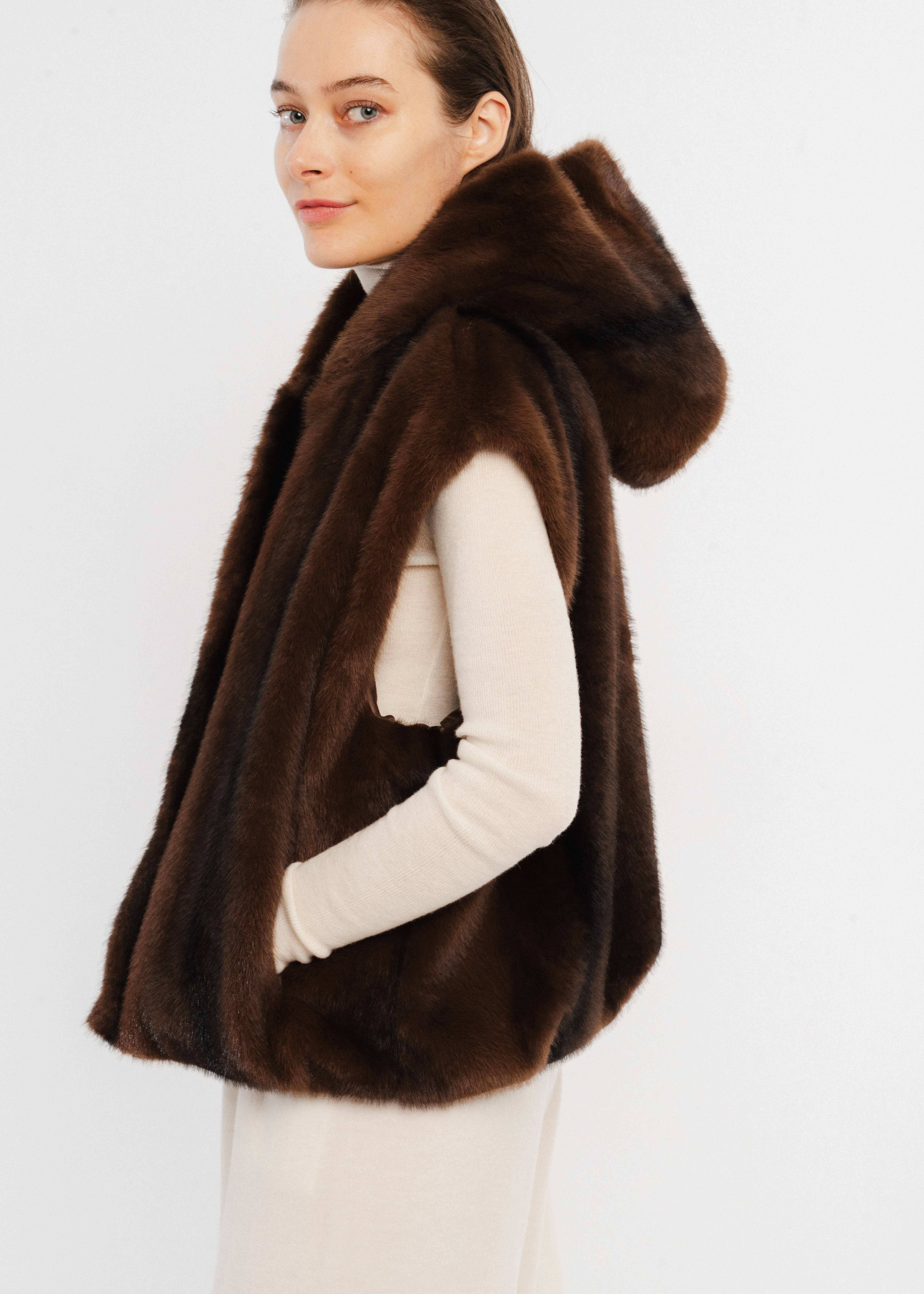 marrone Gilet corto con cappuccio senza maniche in pelliccia sintetica in vendita all'ingrosso su Faire2