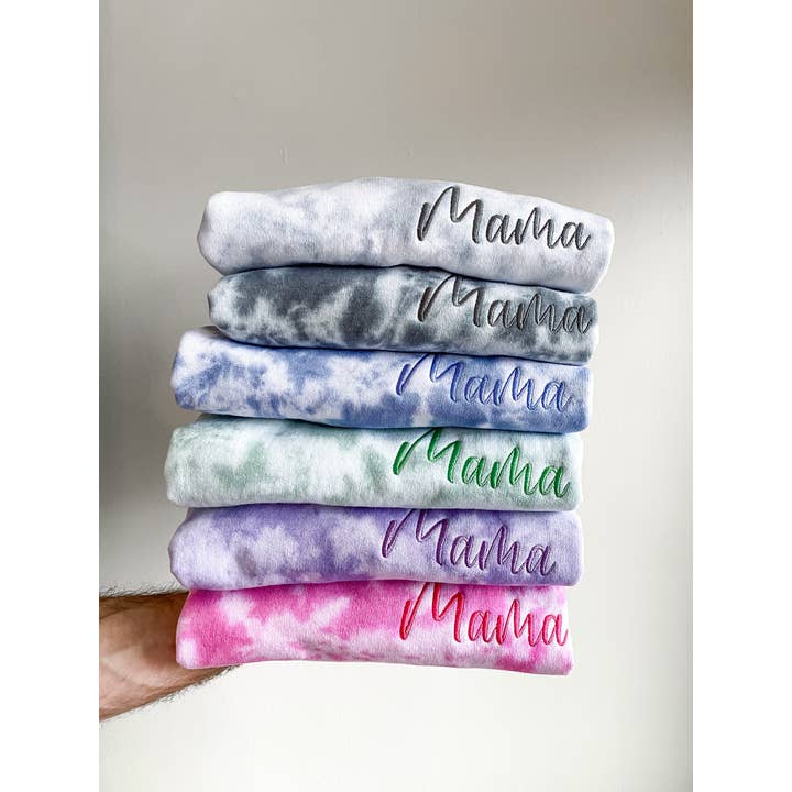 Sweat-shirt Mama brodé tie-dye pour la vente par The Vollenweider Co.