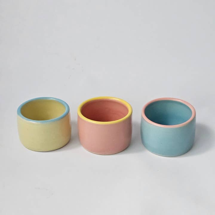 Dobbelt Shotglas med Farverig Kant • Håndlavet Keramik for engroshandel hos Bad Dogs Studio