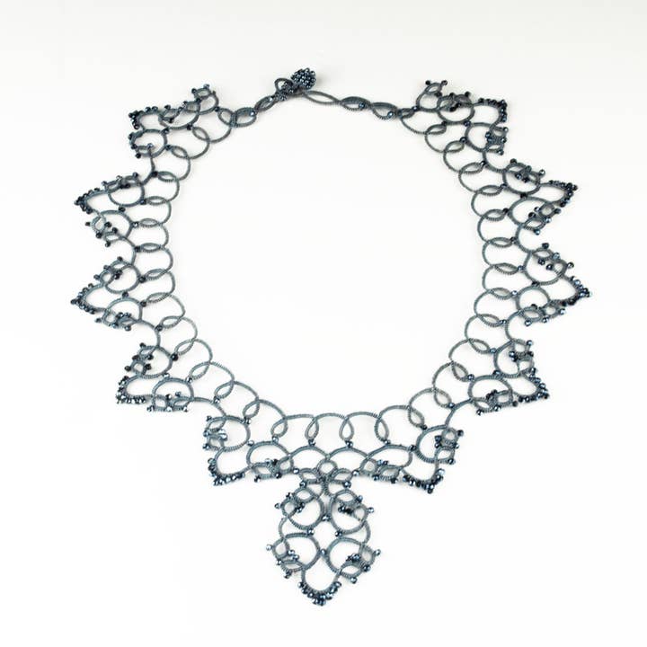 Silk Wool and Bijoux - Vente Colliers plastrons - Collier crocheté de soie « Mountain Ridge »1