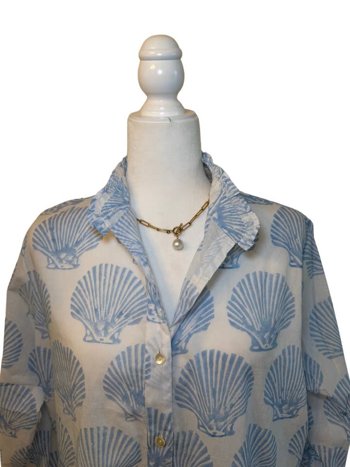 Blusa da donna con colletto arricciato e stampa di conchiglie con bottoni per la vendita all'ingrosso da parte di Rena Lina