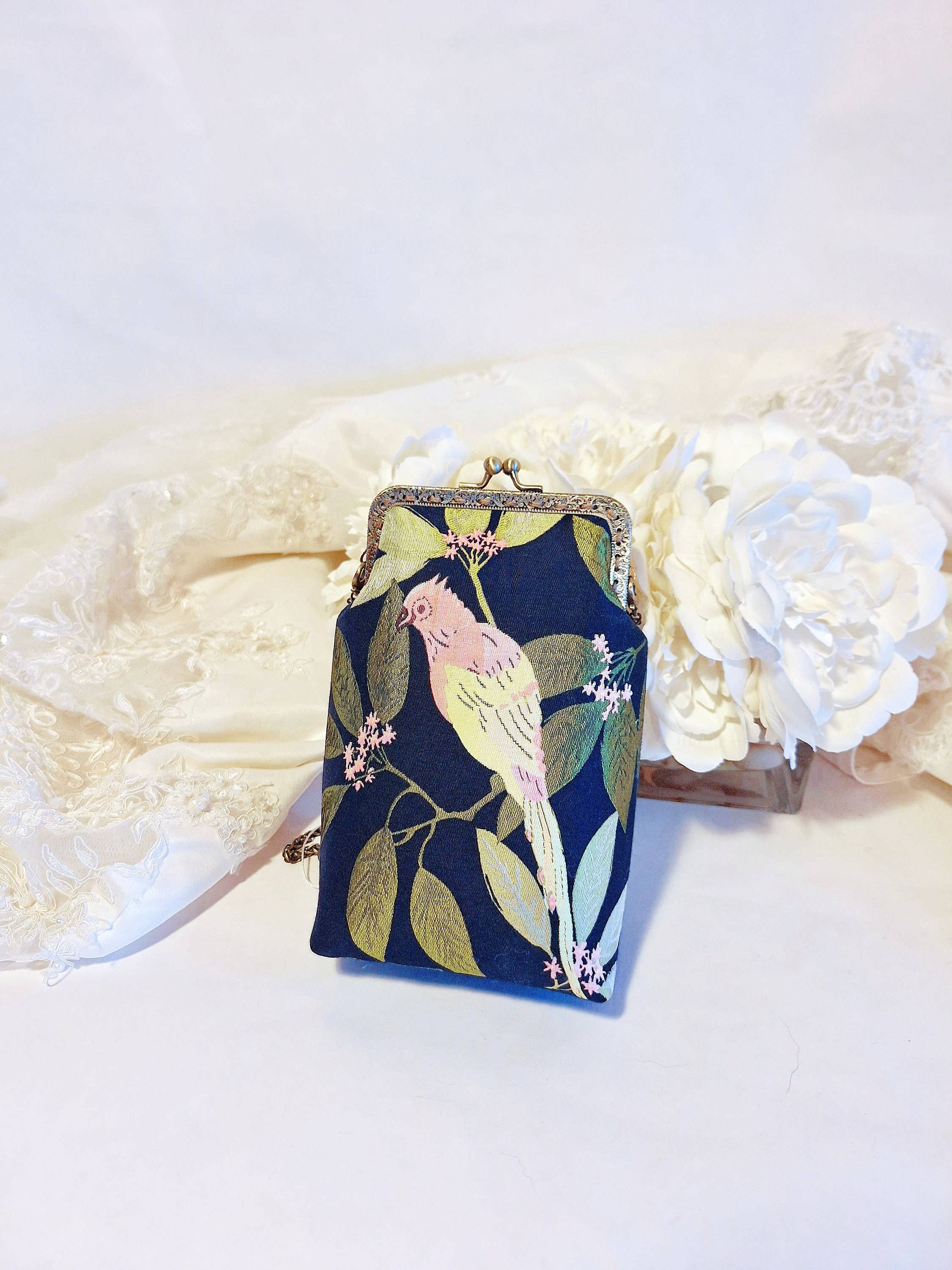 LeisTextileStudio - Vente Pochette – femme - Pochette de téléphone faite main avec fermoir baiser en tissu à fleurs et oiseaux2