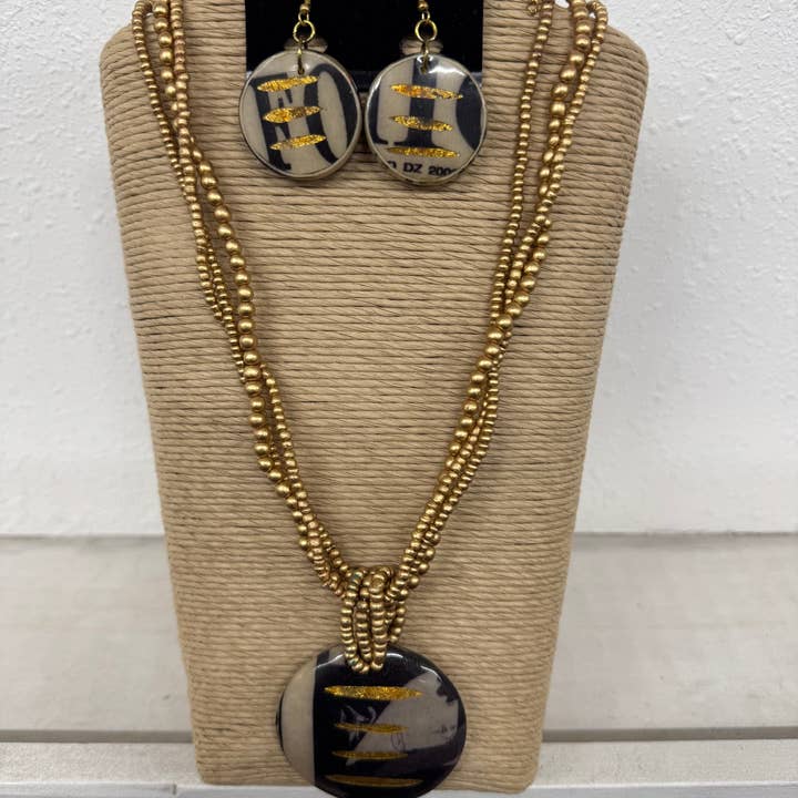 International Duru's - Wholesale Jewelry Set - 3 STRANDS GOLD WITH WOOD ROUND PENDANT WITH FABRIC LAMINATIO