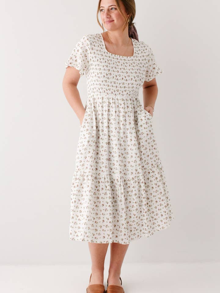 Blanc «Lynette» Robe midi à corsage smocké à motif floral en vente sur Faire2