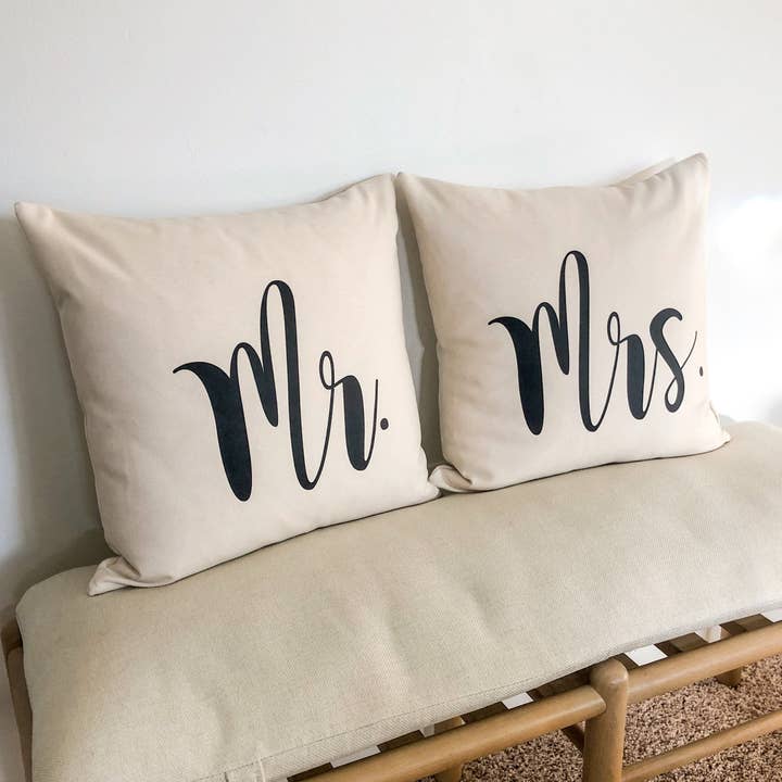 Ensemble d'oreillers Mr and Mrs pour la vente par Poppiejanes