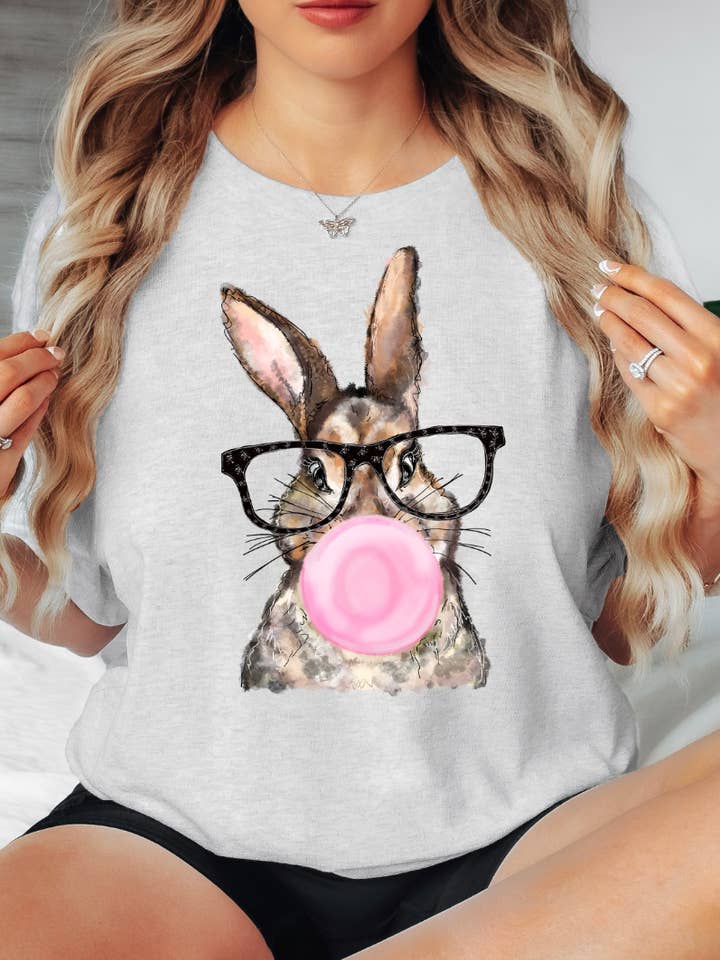 T-shirt graphique de Pâques avec lapin et chewing-gum. pour la vente par Southern Chic