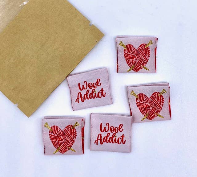 L’Étiquette Home Couture – Großhandel Bastelzubehör – Eingenähtes Gewebtes Etikett Gefaltet: "Wool ADDICT"1