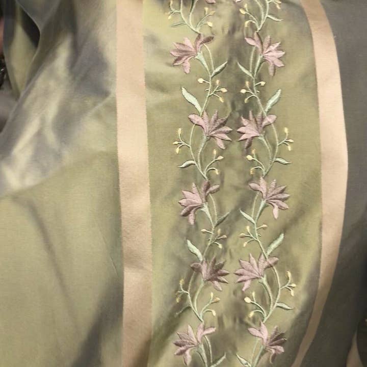 Fancy Styles Fabric - Vente Tissu - NOUVEAU ! VENTE ! Tissu brodé de taffetas 100% soie Duchesse Adele - Vert avec fleurs lavande8