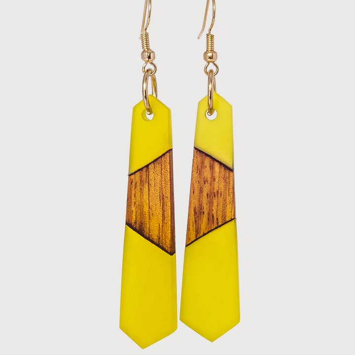 Pendientes colgantes boho chic de madera y resina hechos a mano por Jenny para venta al por mayor de Wooden Element UK