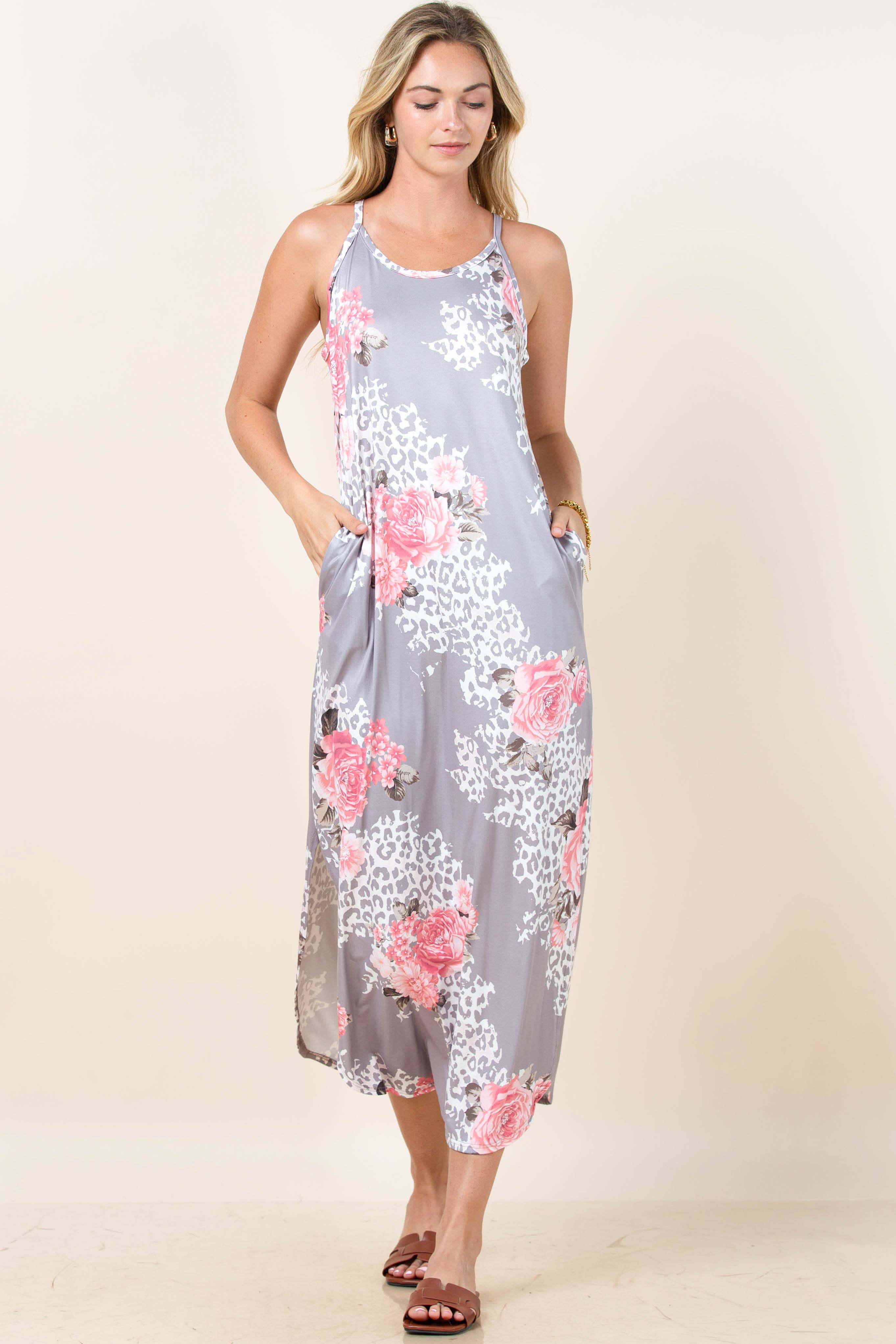 Grau/Coral AV1039-LIDIA FLORALES MAXIKLEID MIT TRÄGERN für den Großhandel auf Faire2