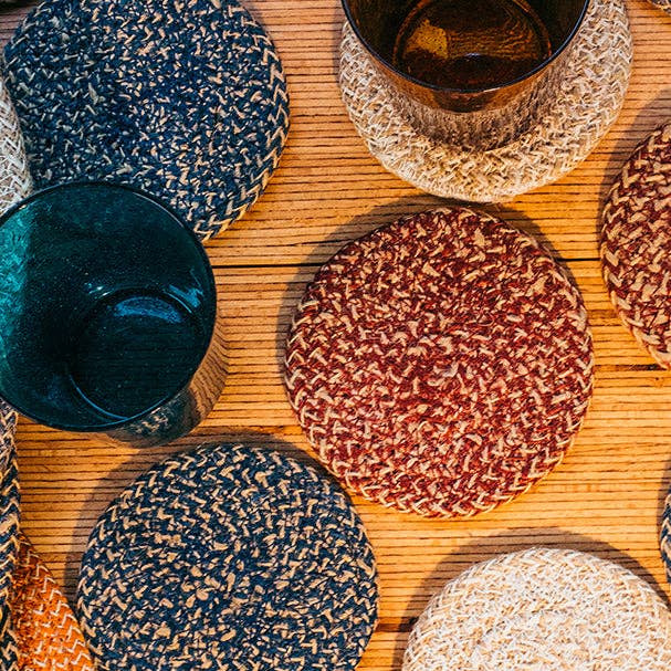 BRITISH COLOUR STANDARD – wholesale Coasters – Jute Coasters in Guardsman Red/Natural, Tied Set of 42