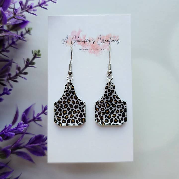 Leopard Ko Tag Akryl Øreringe for engroshandel hos A Glamper's Creations LLC