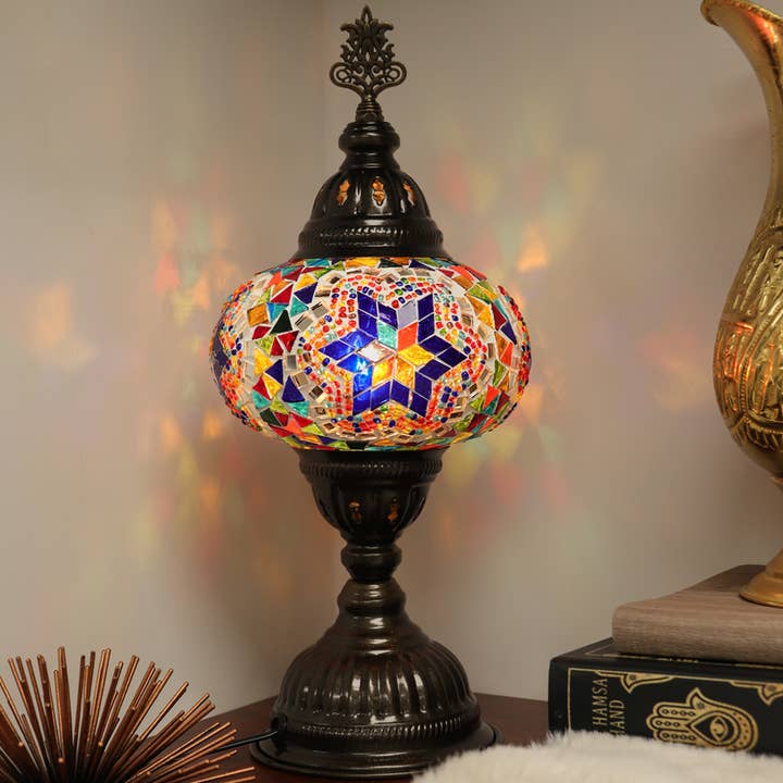Lampe de table avec verre mosaïque multicolore fait main pour la vente par Natures Artifacts Inc