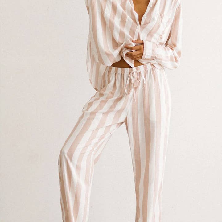 Stribet pyjamassæt til kvinder med knapper for engroshandel hos ElevateWell