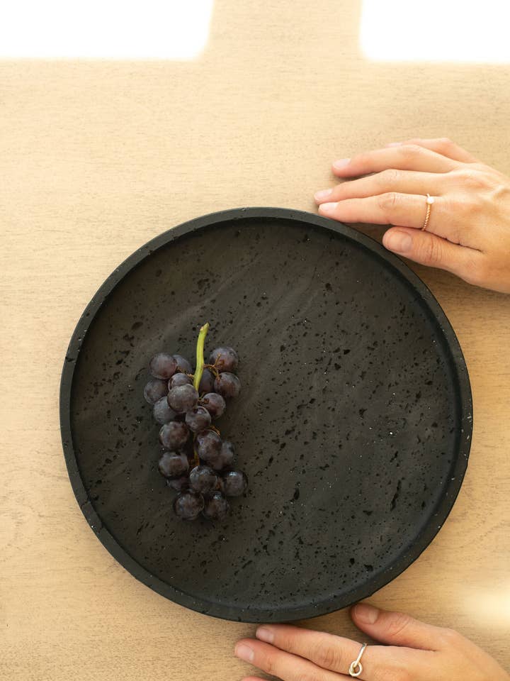 Bandejas redondas de travertino y roca volcánica Decoración navideña-sin arancel para venta al por mayor de Lynn & Liana Designs