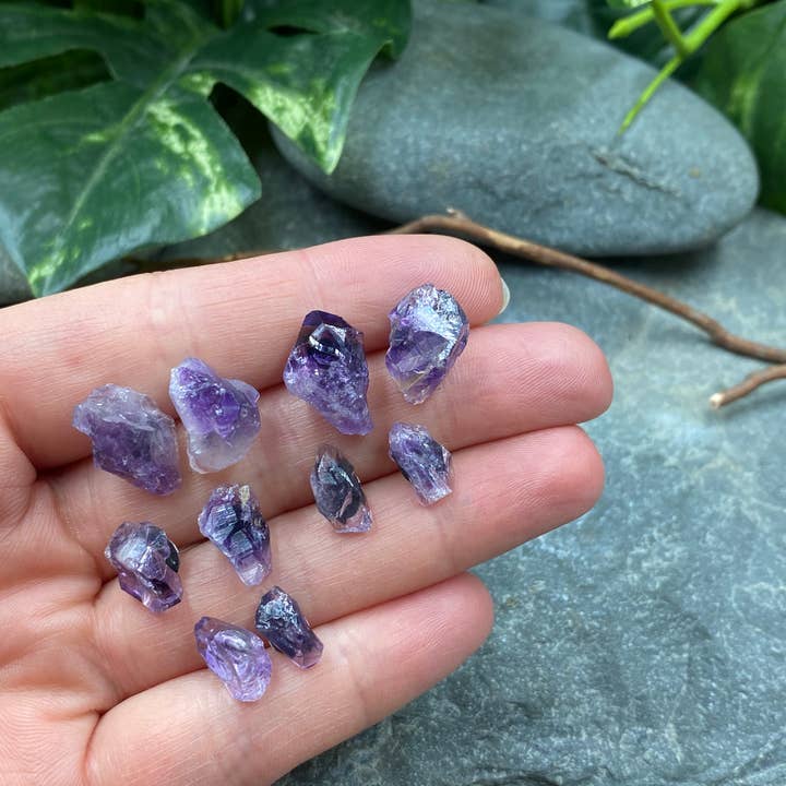 Earth Play Studios – Engroshandel Ørestikkere – Naturlig lilla ametyst krystal ædelsten hypoallergen stud