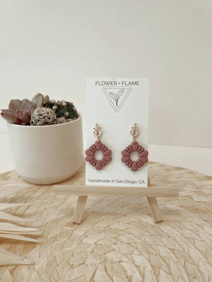 La boucle d'oreille Amaryllis | Lavande pour la vente par Flower & Flame