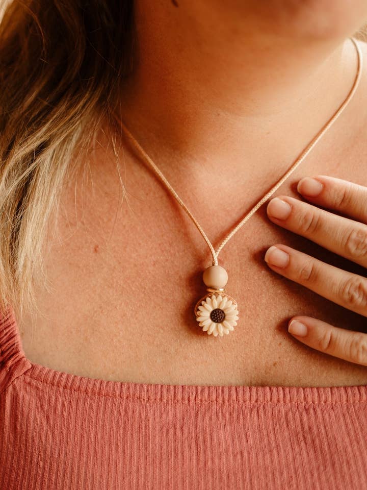 Dainty Daisy Pendant for wholesale by Bennie Blooms