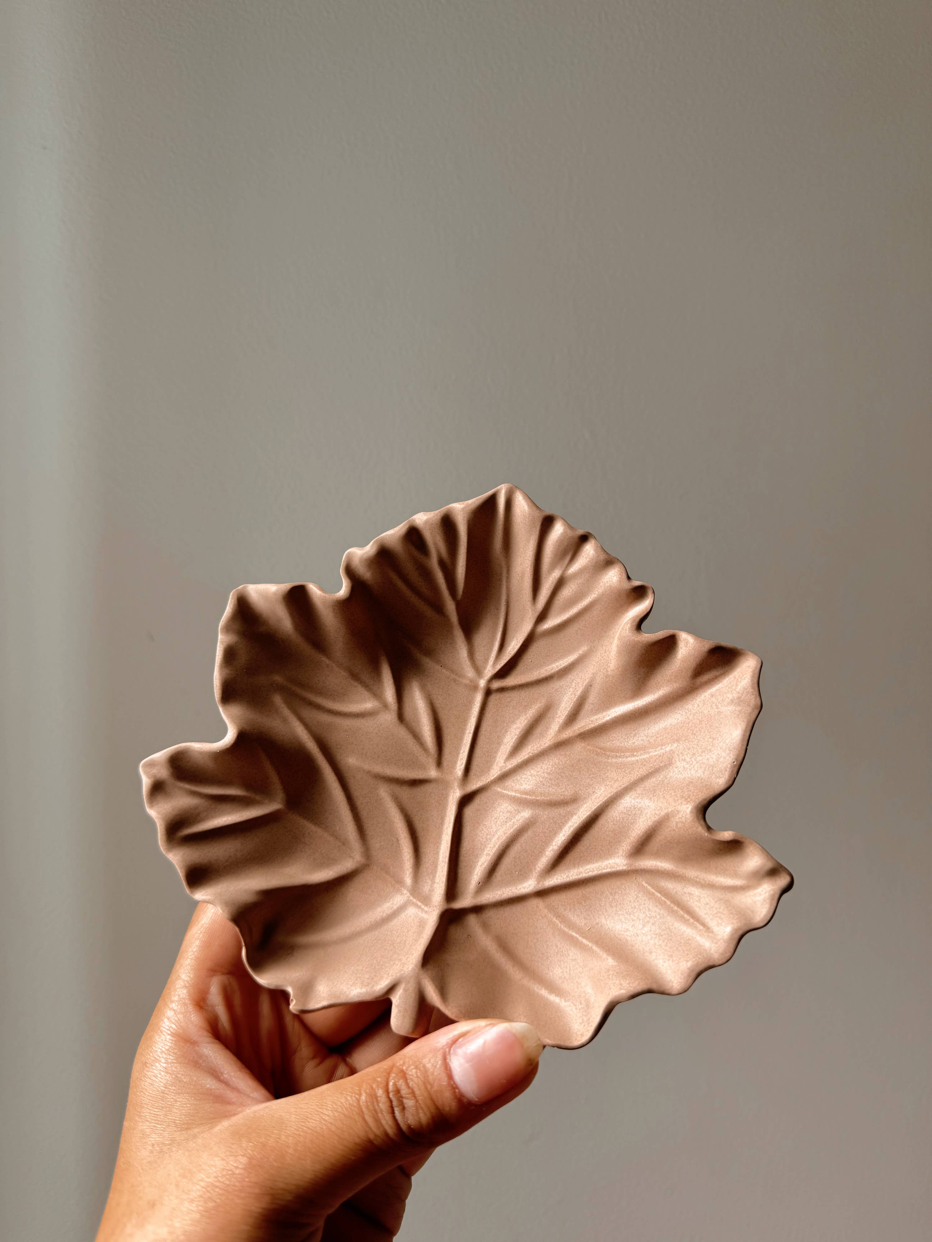 My Milky Candle - Wholesale Decorative Tray - Handmade maple leaf empty tray made of jesmonite c3