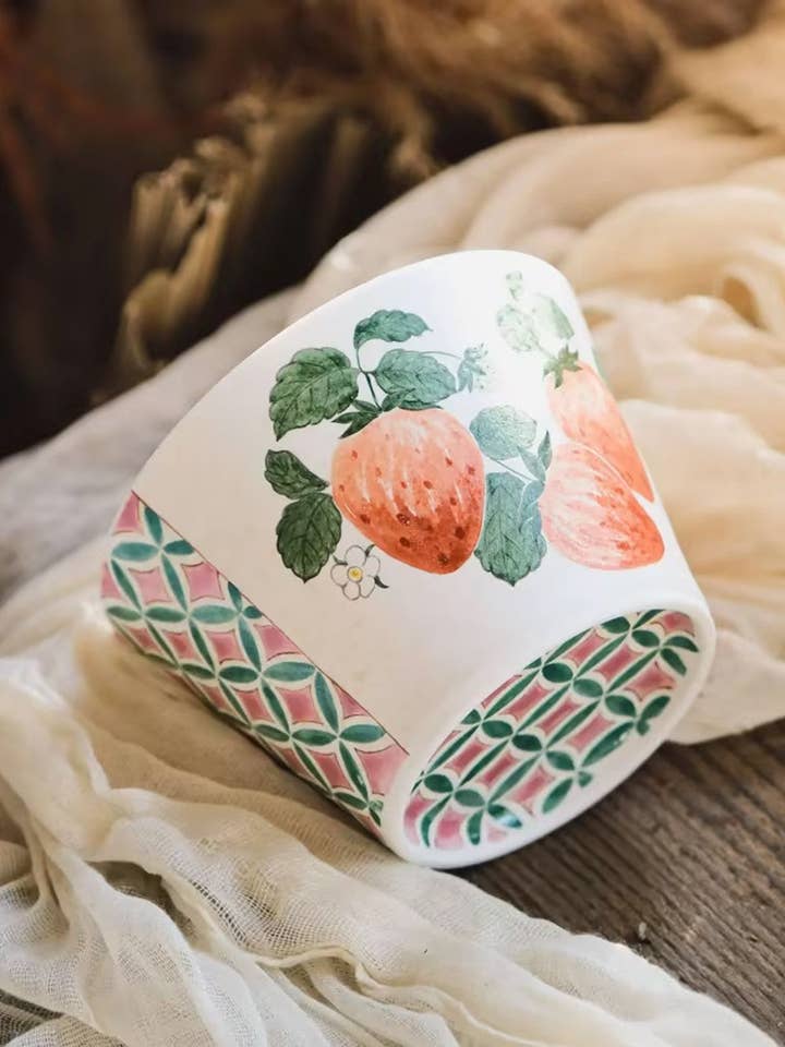 Handgeschilderde Aardbeien Koffiekop voor wholesale door sylvarastudio