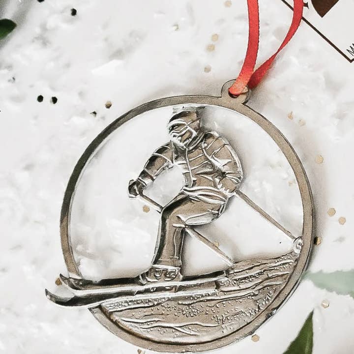 Handgemaakte atleet kerst ornament - sneeuwskiën skiër voor wholesale door House of Morgan Pewter