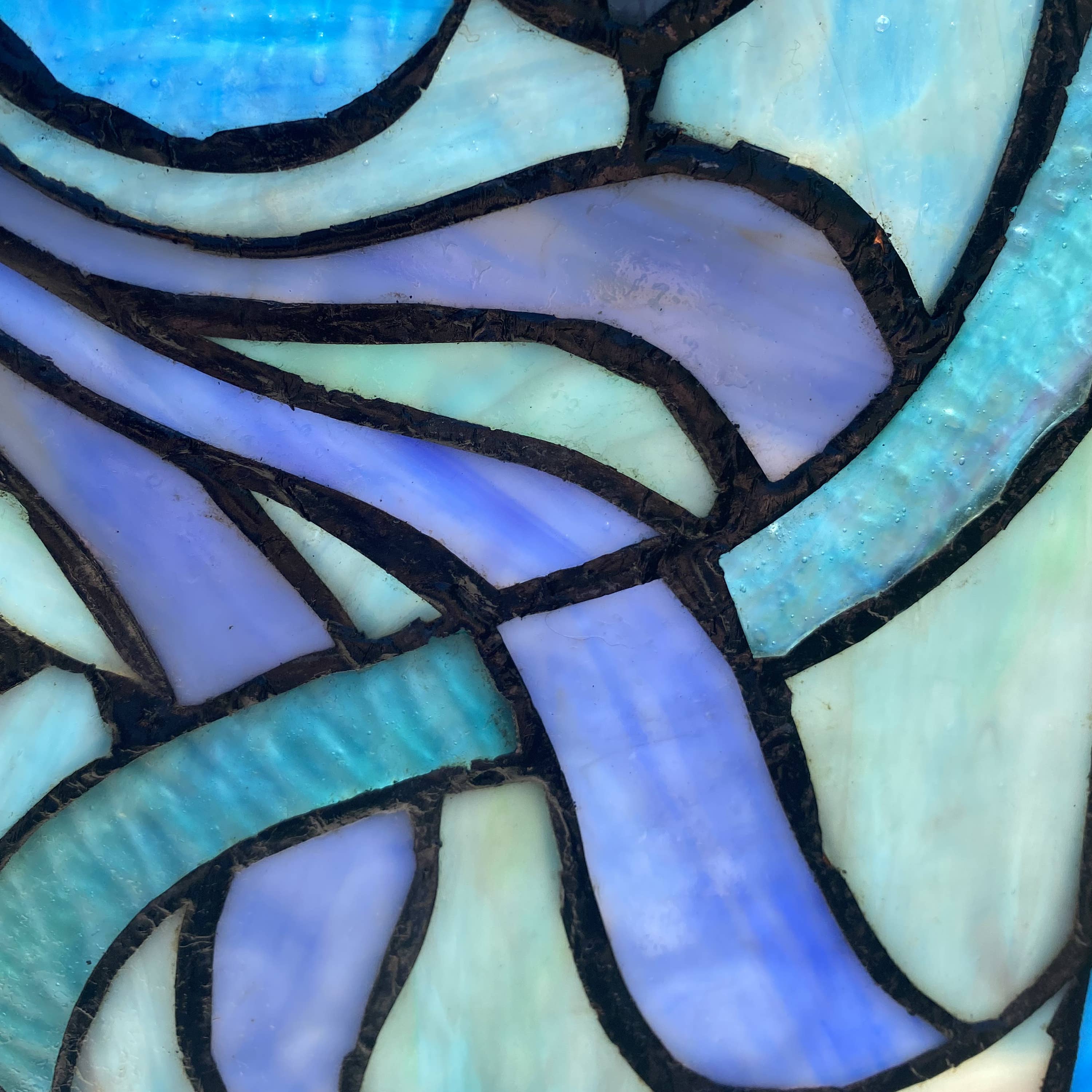 River of Goods - Vente Attrape-soleil - Panneau de vitrail Ilsa bleu, violet et vert de 12 po de haut9