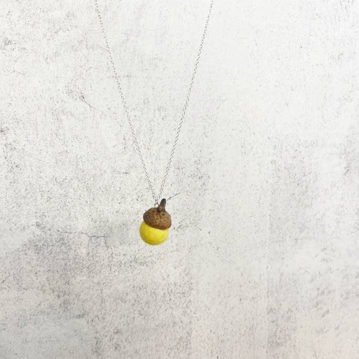 Oakwind Hollow - Wholesale Halskettinghanger - Eikelketting van vilt, gele herfstjuwelen uit het bos1