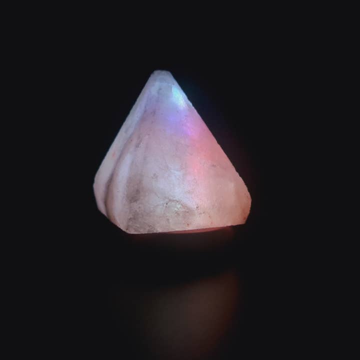Gemstone Gifts Ltd. – Großhandel Salzlampen – Himalaya-Salz USB-Lampe mit Farbwechsel — Pyramide