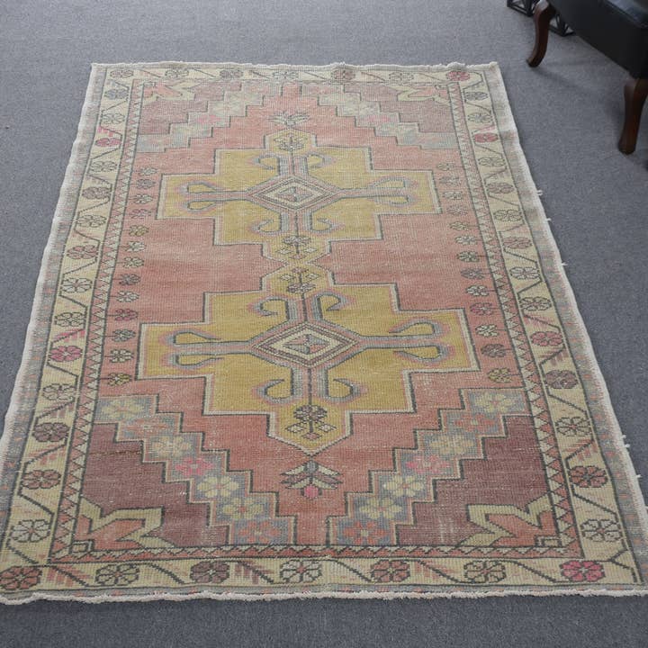 Vintage Patchwork-Teppich, Gelb & Pink Handgefertigter Teppich 4,6x8,3 Ft für den Großhandel von Vintage Rugs Loom