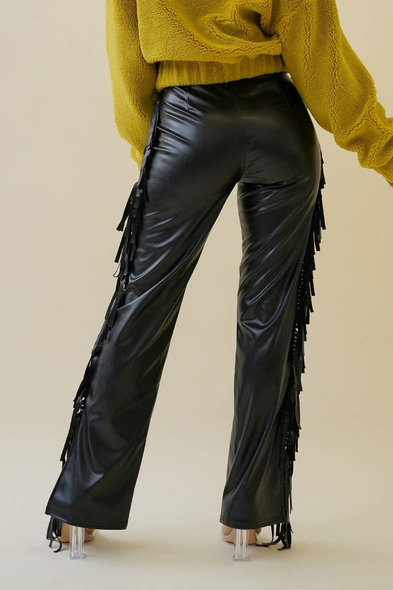 Schwarz Hose mit Seitenfransen aus Kunstleder und ausgestelltem Bein für den Großhandel auf Faire12