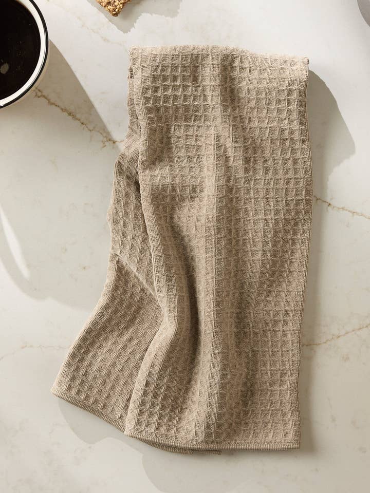 Serviette à main Latte Truffle pour la vente par Geometry