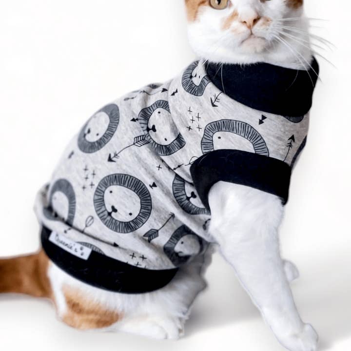 Cosy Feline Pullover - The Mighty Lion per la vendita all'ingrosso da parte di Queenie's Pawprints