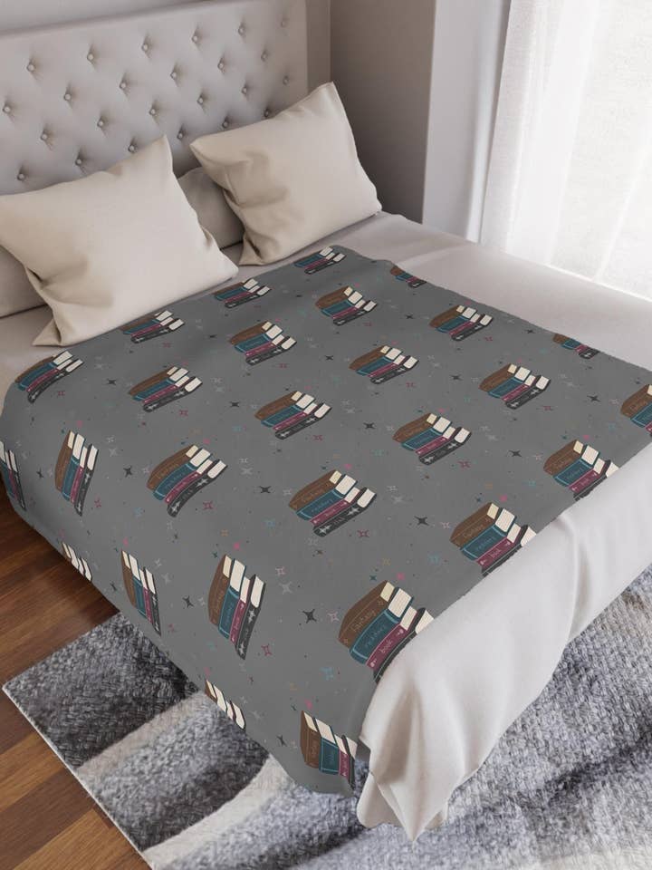 Fantasy Book Club Filt Mörk Färgvariant för wholesale av Live Inside Pages Shop