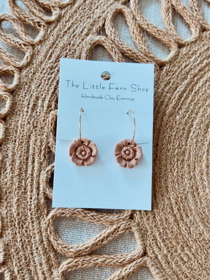 Delicati Orecchini a Cerchio con Fiori di Pesca per la vendita all'ingrosso da parte di The Little Fern Shop