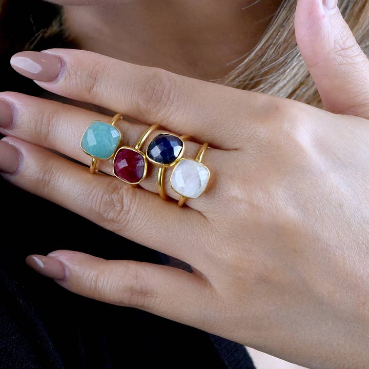 Oro Anello regolabile con pietra preziosa a cuscino (10mm) in vendita all'ingrosso su Faire8