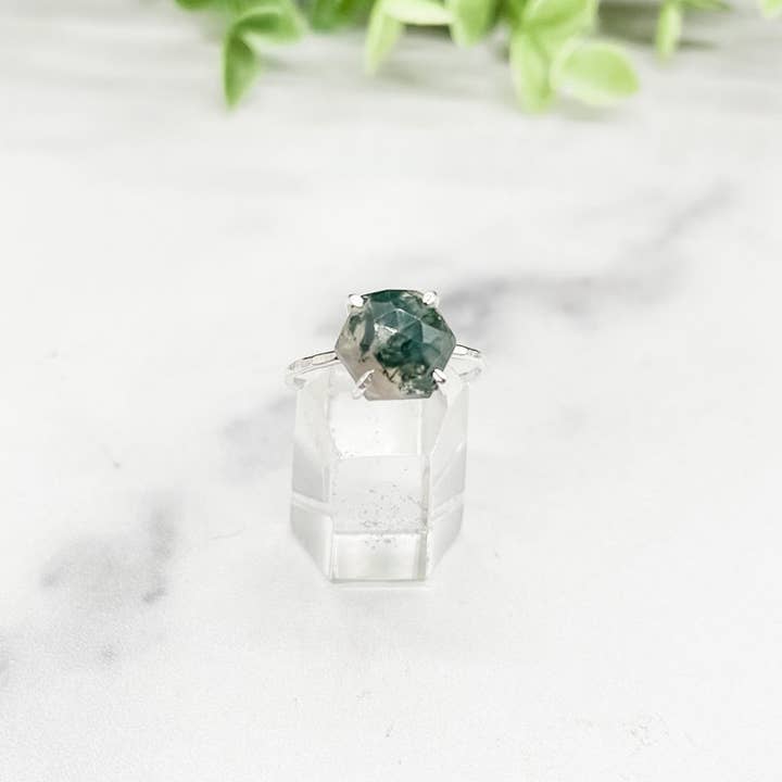Bague hexagonale en agate mousse pour la vente par Simply Chic Jewelry