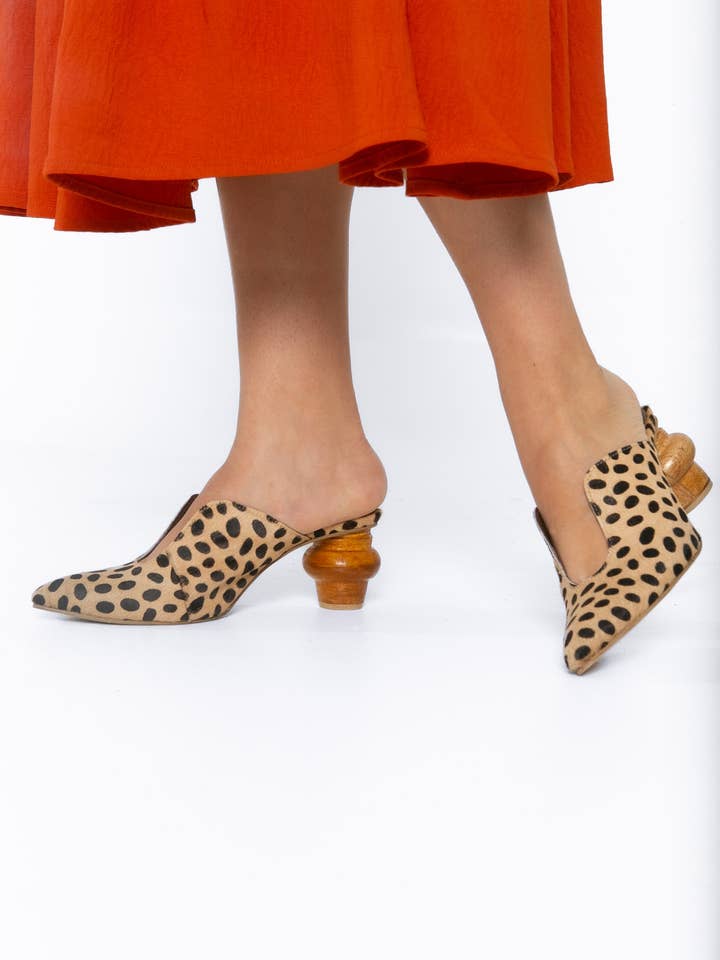 Mules Kari Cheetah pour la vente par A Leap of Style