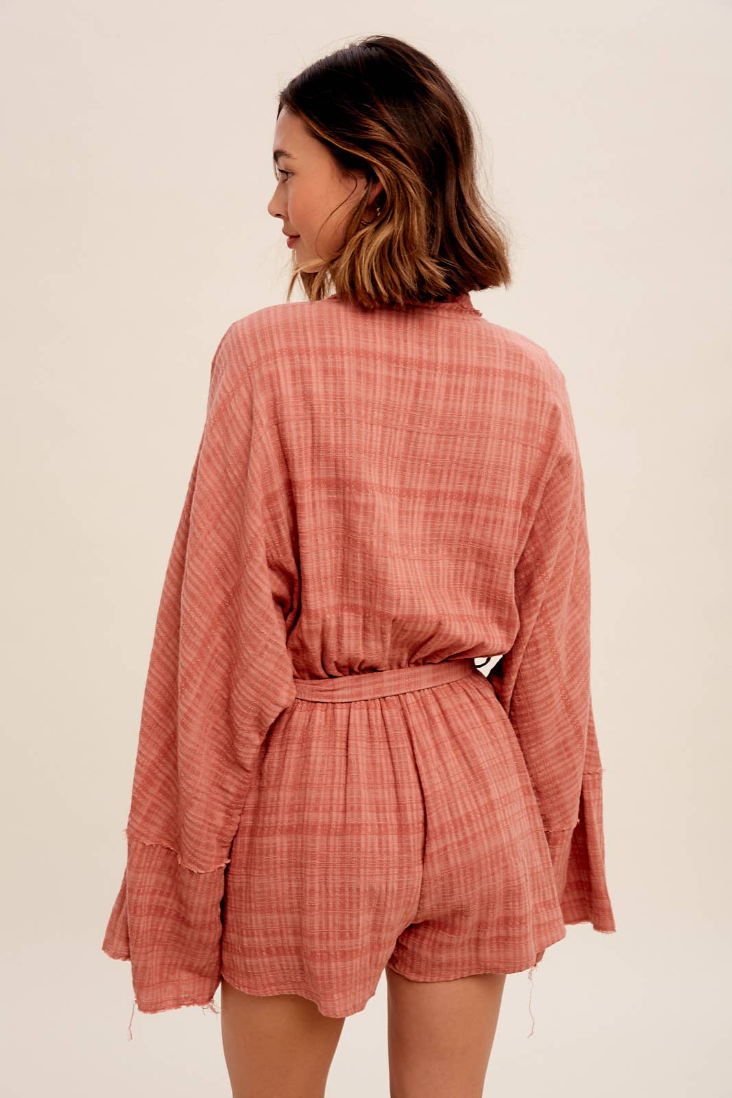 Listicle – Romper - Mulher por atacado – Macacão Texturizado com Cinto27