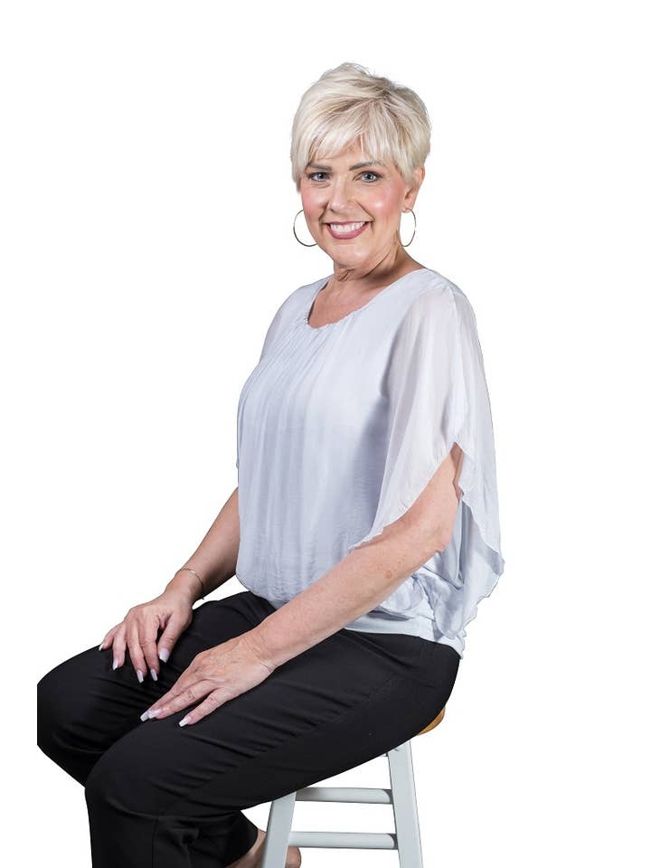 TINA Stephens Italy/Tees By Tina – Engroshandel Bluse - Dame – Aurora Flutter Fly Sleeve Silke Top m/Band Bund (BSS202)37