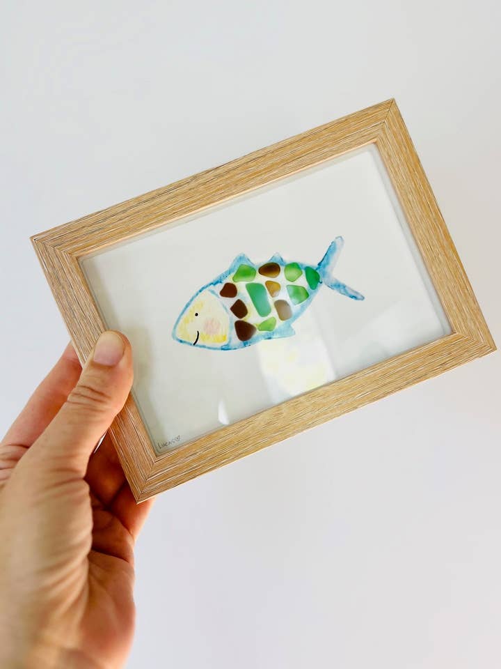 Art en verre de mer Poisson Heureux | Cadre en boîte à ombre 4" x 6" pour la vente par Sook & Hook