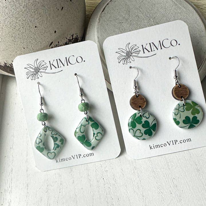 Ohrringe aus Polymerton mit Kleeblattmuster zum St. Patrick's Day für den Großhandel von KIMCo.