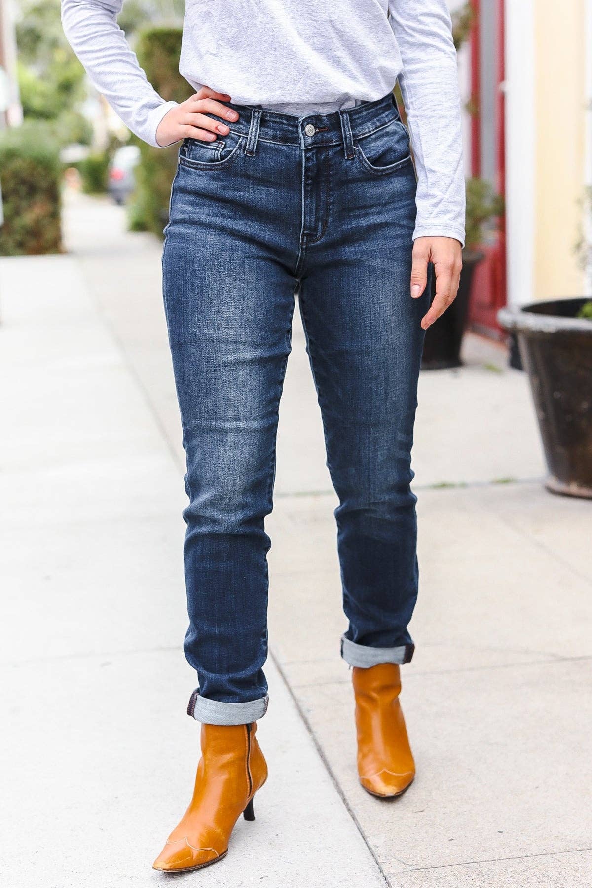 Promenade - Vente Jean – femme - Jeans Judy Blue Dark Wash à taille moyenne à revers et coupe ajustée (lot ouvert)9