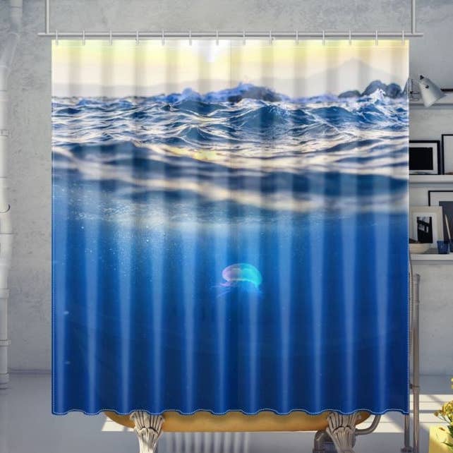 Rideau de douche design sous-marin Jellyfish pour la vente par Sorbey