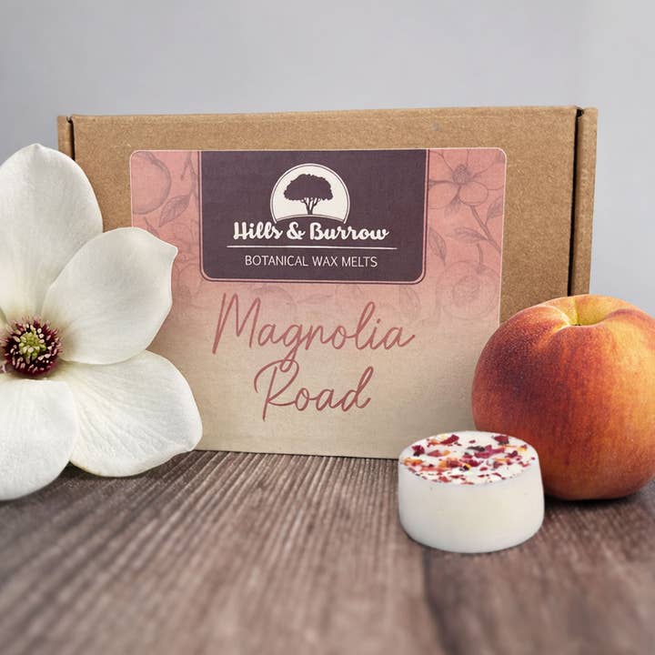 Route des Magnolias – Fondants de cire Magnolia Doux & Pêche Mûre pour la vente par Hills & Burrow
