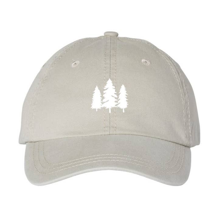 Three Pines broderet hat. Pigmentfarvet. Unisex. for engroshandel hos Up North Boutique