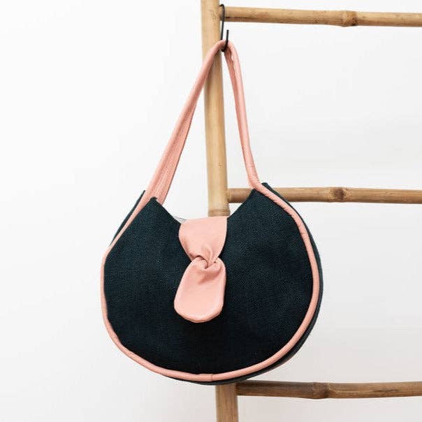 Stor oval håndtaske i sort hamp og lyserødt læder for engroshandel hos Fossette