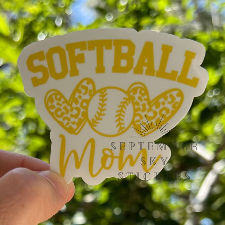 Autocollant Softball Mom | Autocollant sport | Autocollant imperméable | pour la vente par September Sky Stickers