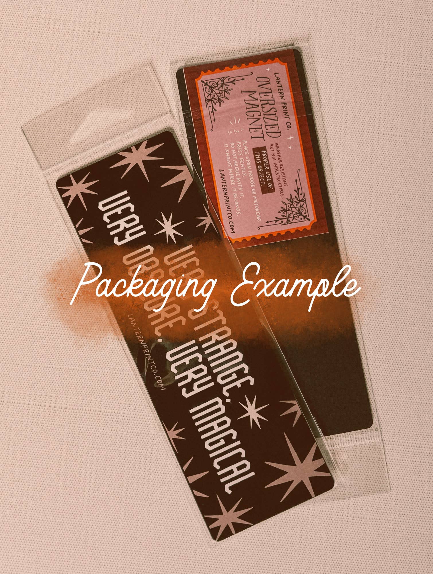 Lantern Print Co. - Vente Aimants - MAGNET : Très étrange - Pare-chocs 6"2