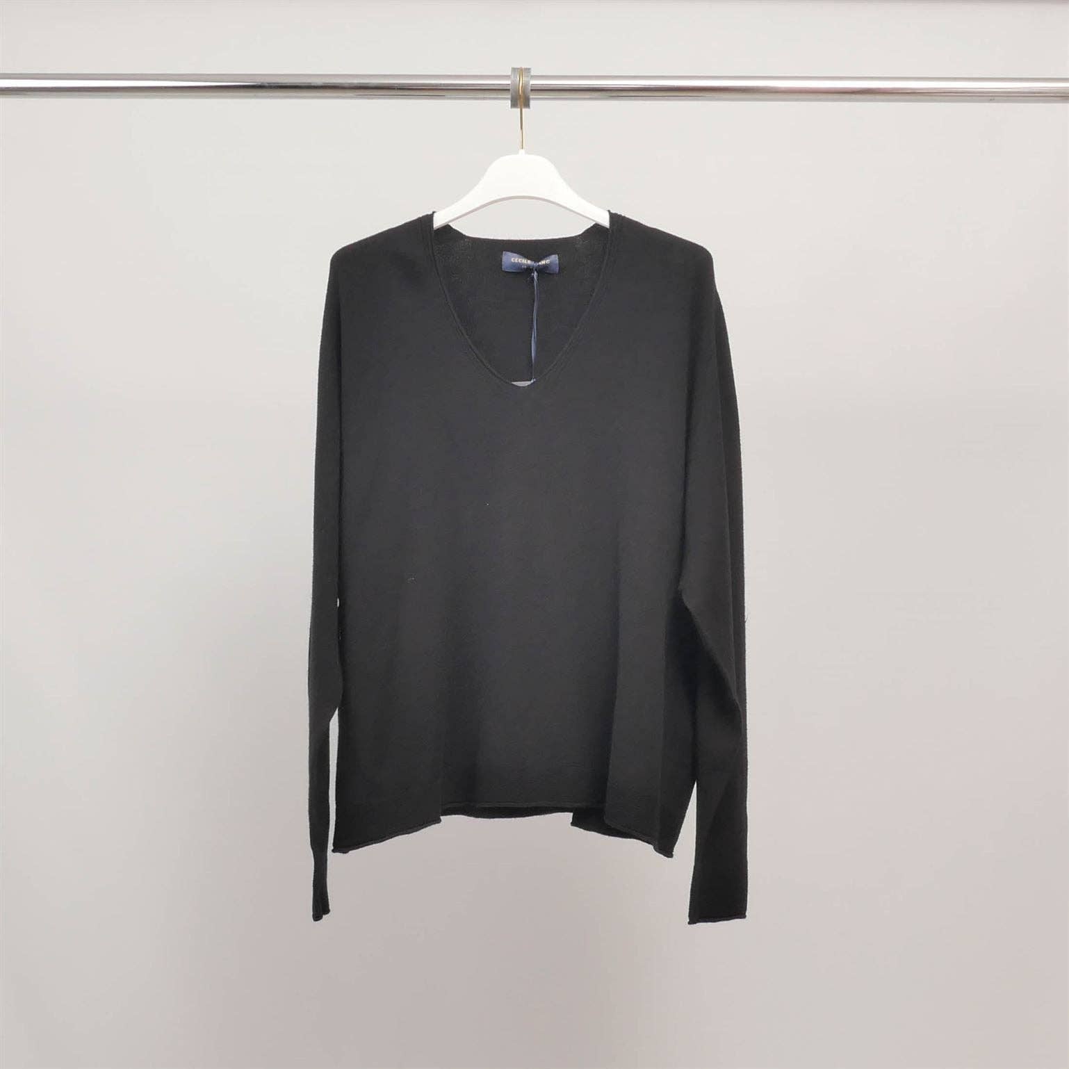 Cecile Wang - Wholesale Knit Sweater - Women's - Soft and fluid V-neck sweater YF5209089